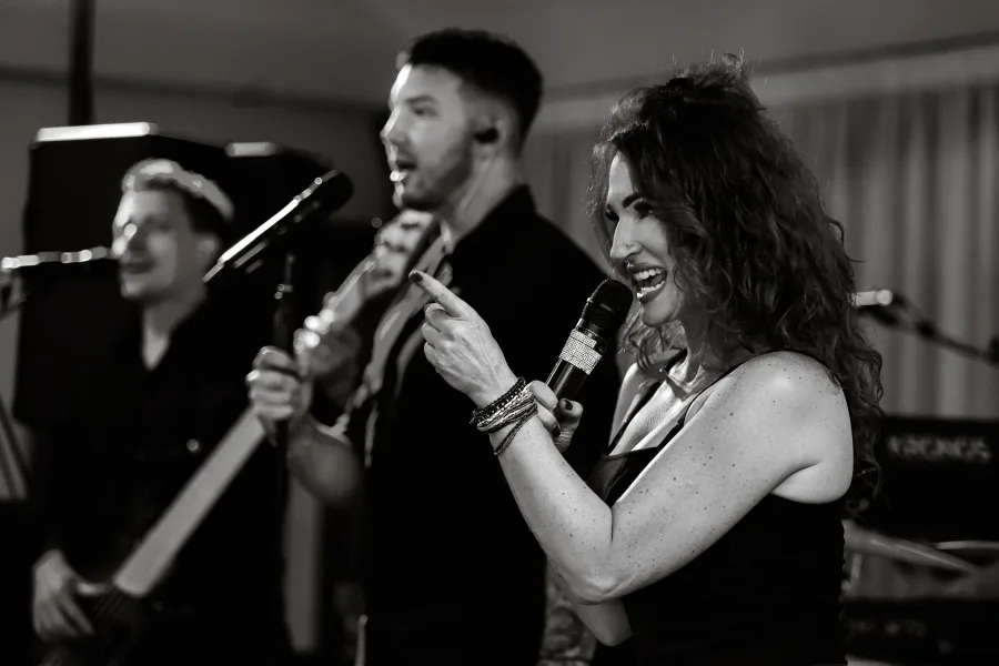 Alen Bičević i Estera Strmečki pjevaju na pozornici.