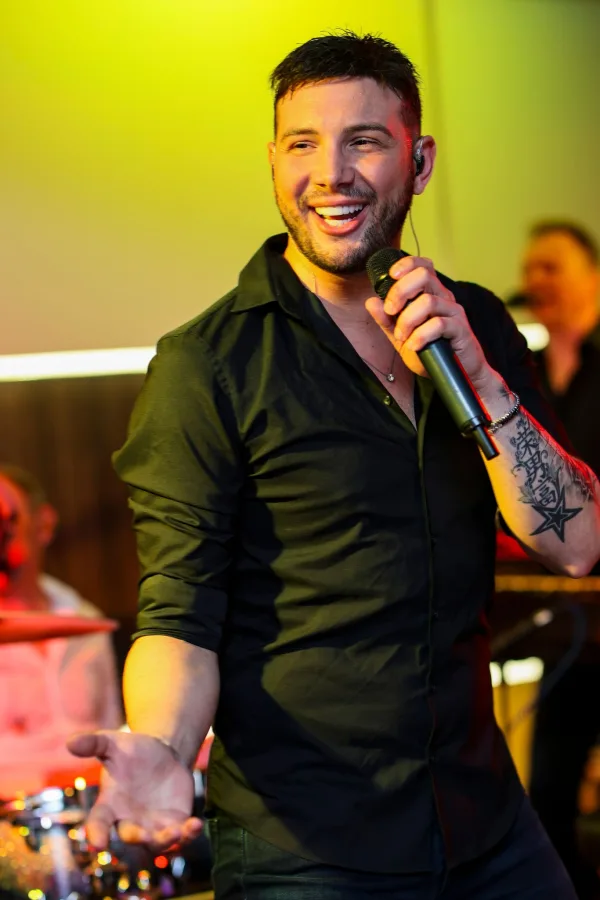 Alen Bičević pjeva na vjenčanju.