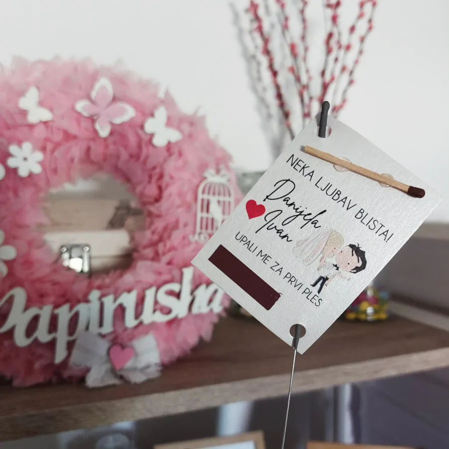 Prskalica sa šibicom za prvi ples mladenaca s njihovim imenima.