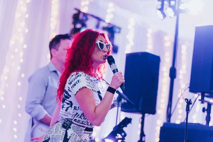 Estera Strmečki pjeva na vjenčanju Grupa Joy.