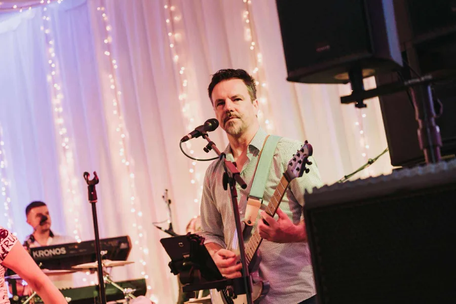 Darko Ridjan na gitari na vjenčanju Grupa Joy