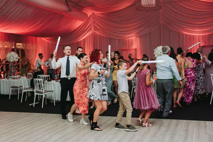 Estera Strmečki pleše s gostima na vjenčanju.