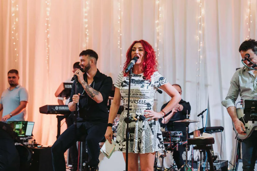 Grupa Joy Estera Strmečk i Alen Bičević pjevaju na pozornici na vjenčanju.