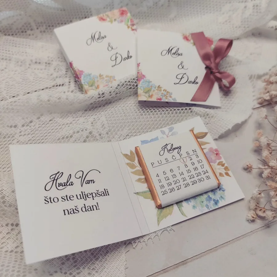 Zahvalnice za vjenčanje kao čestitka gdje piše "Hvala Vam što ste uljepšali naš dan! i čokoladicom omotanom kalendarom kolovoza i zaokruženim datumom vjenčanja.