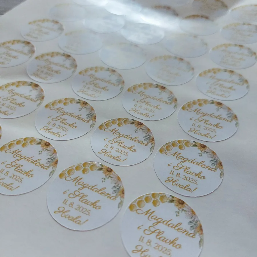 Naljepnice za zahvalnice s imenima mladenaca, datumom i riječi "Hvala!".