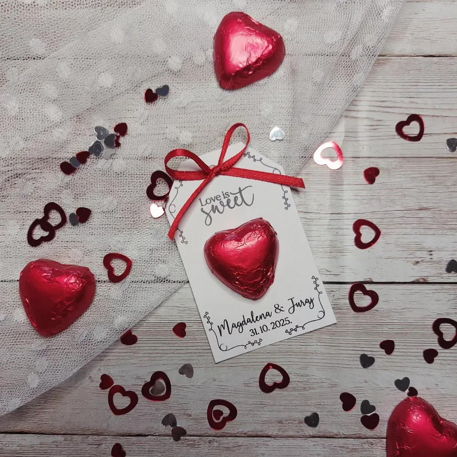 Zahvalnica za vjenčanje kao čokoladno crveno srce s imenima mladenaca i njihovim datumom brenda Papirusha.