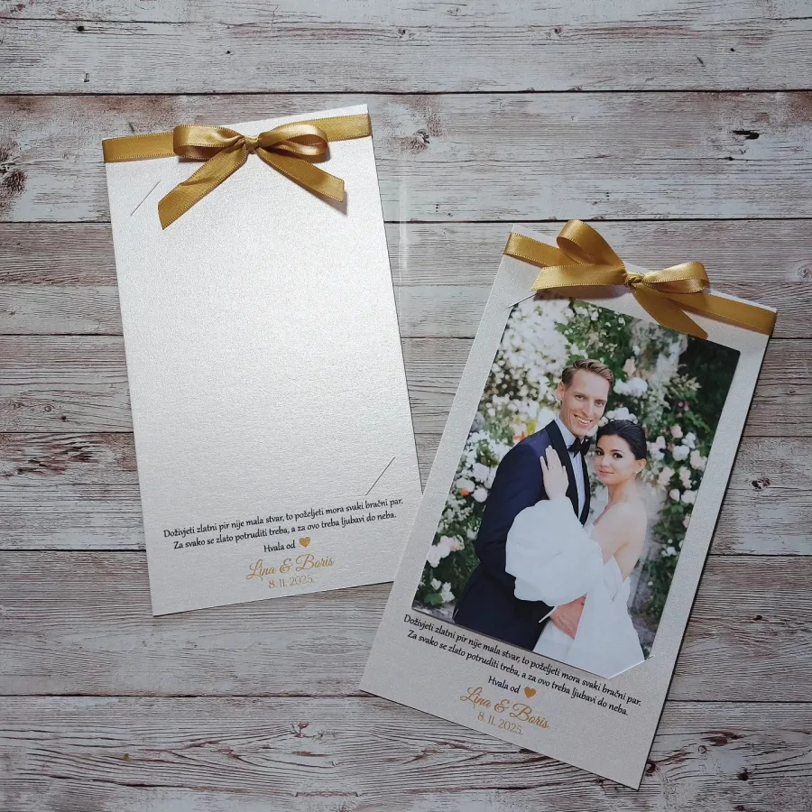 Zahvalnica za vjenčanja s fotografijom mladenaca, porukom za goste, zlatnom mašnicom, njihovim imenima i datumom vjenčanja.