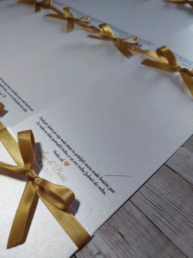 Zahvalnice za goste gdje se može staviti fotografija mladenaca, s zlatnom mašnom i zlatnim fontom s njihovim imenima, datumom vjenčanja i porukom za goste.
