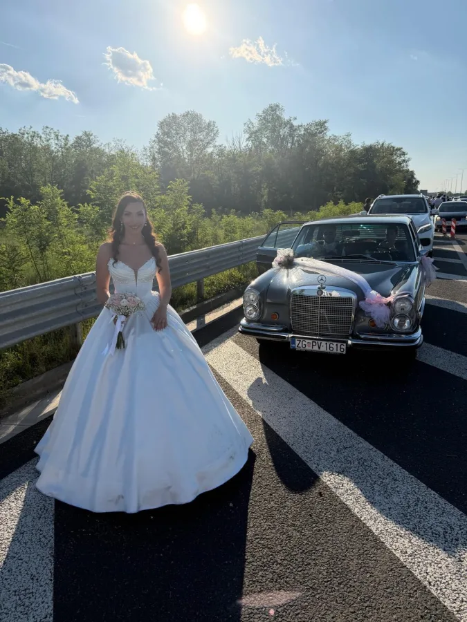 Mladenka u vjenčanici uz Mercedes oldtimer