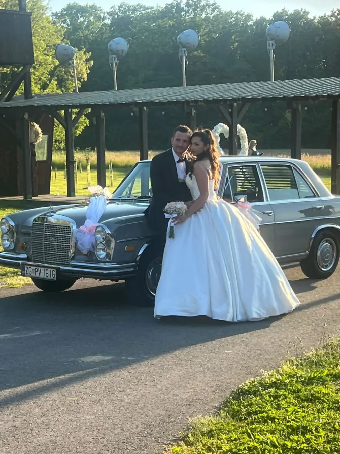 Mladenci uz mercedes oldtimer za vjenčanja