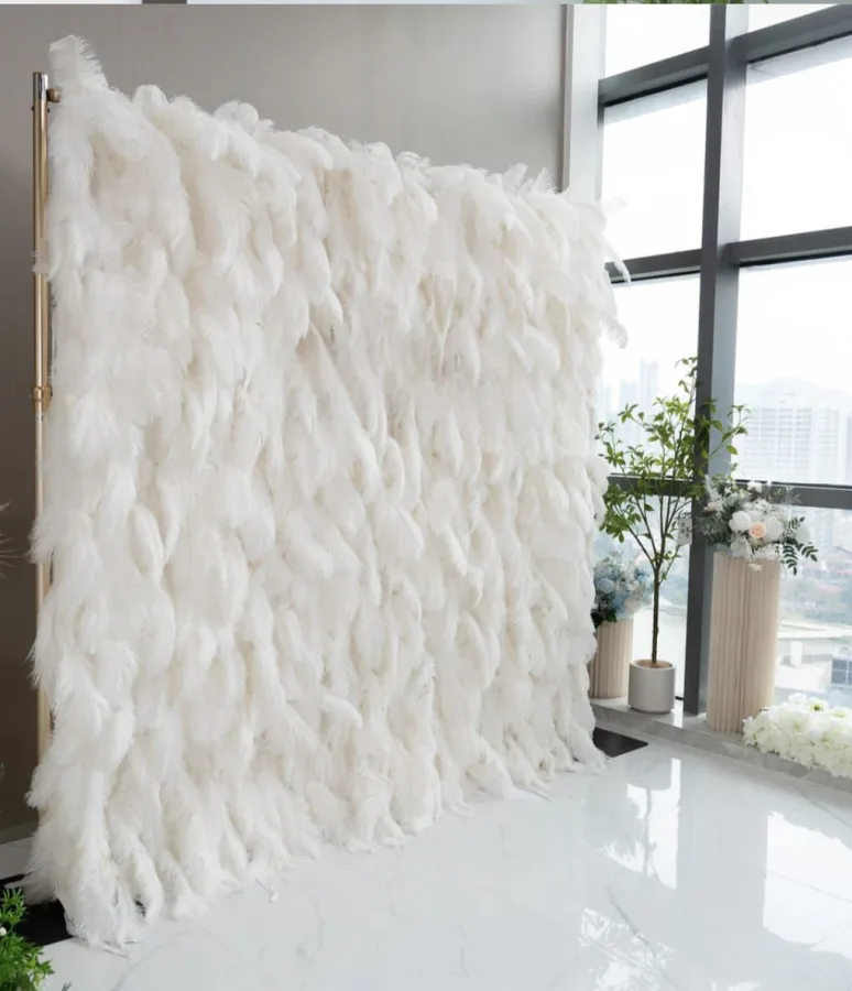 Zid od bijelog perja na bijelim mramornim pločicama.
