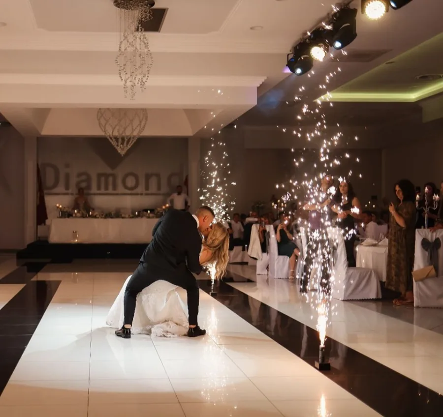 Mladenci za kraj prvog plesa se ljube, a prskalice sjaje na rubovima plesnog podija sale za vjenčanje.