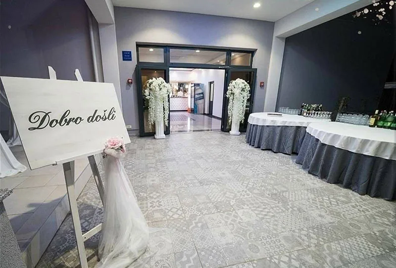 Ulaz u salu za vjenčanje s natpisom "Dobrodošli".