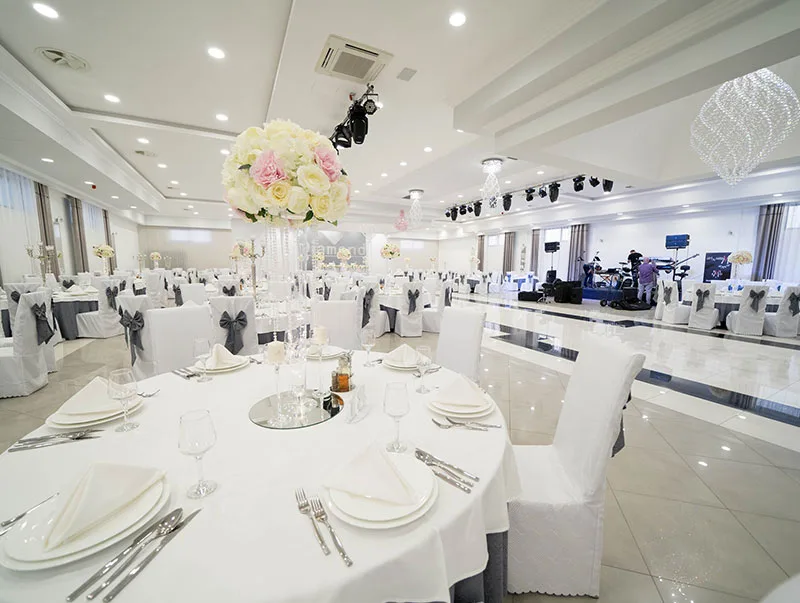 Unutrašnjost sale za vjenčanje i pozornica za bend.