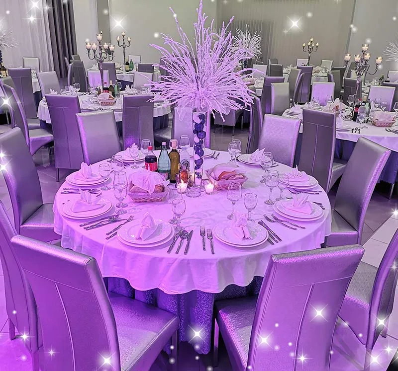 Okrugli stolovi i stolice u sali za vjenčanje.