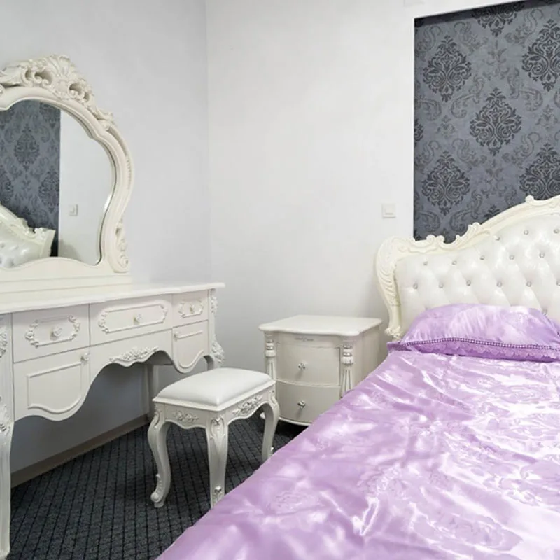 Apartman za mladence koji nudi sala za vjenčanje. Na slici je krevet i stol za šminkanje.