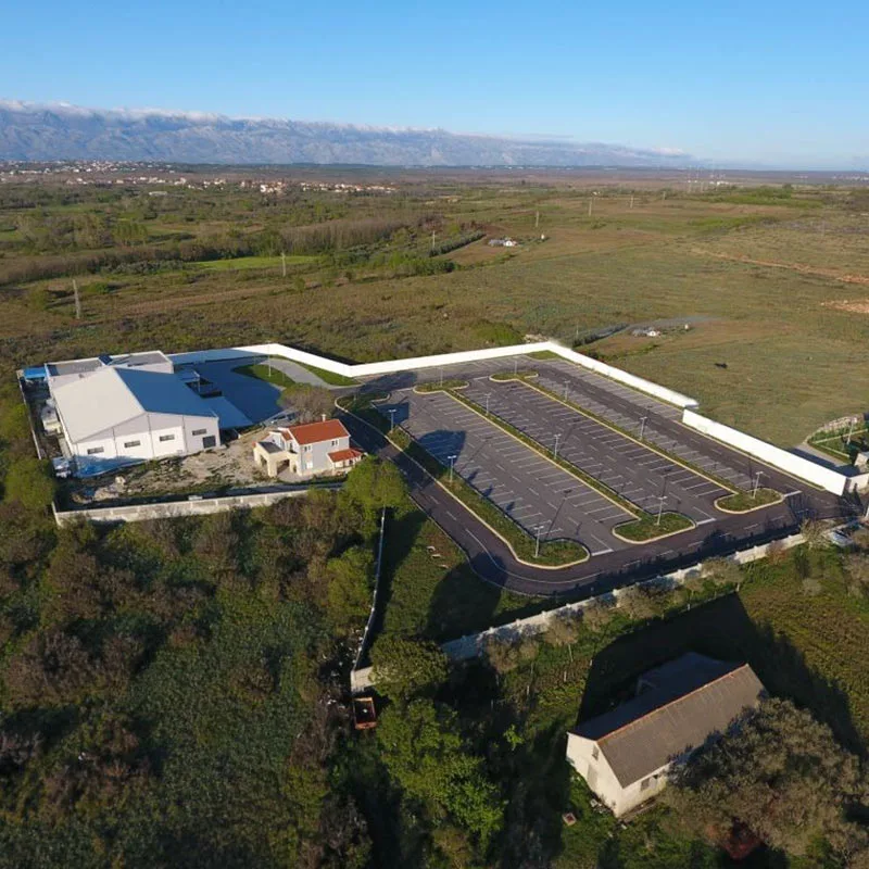 Sala za vjenčanje i njen veliki parking iz zraka.