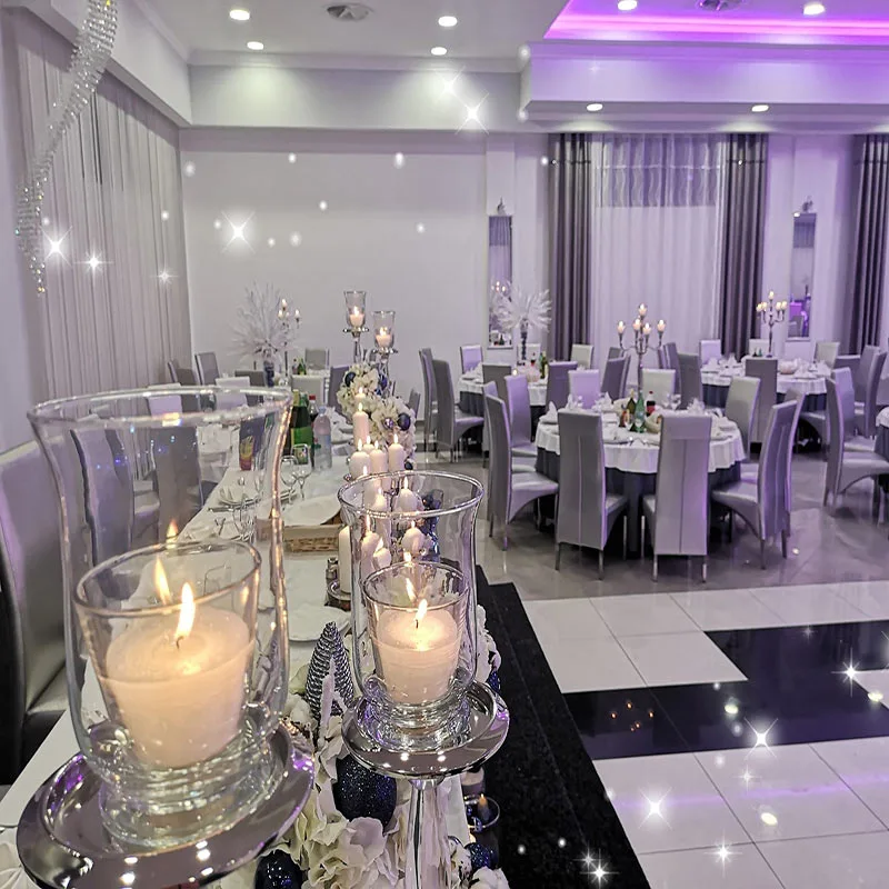 Stol mladenaca i ostali okrugli stolovi uzvanika u sali za vjenčanje.