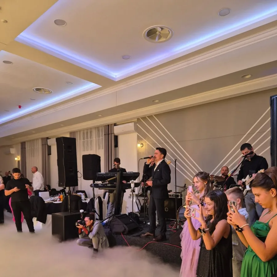 Pjevač Jole nastupa kao poseban gost s bendom za vjenčanje u sali za vjenčanje.
