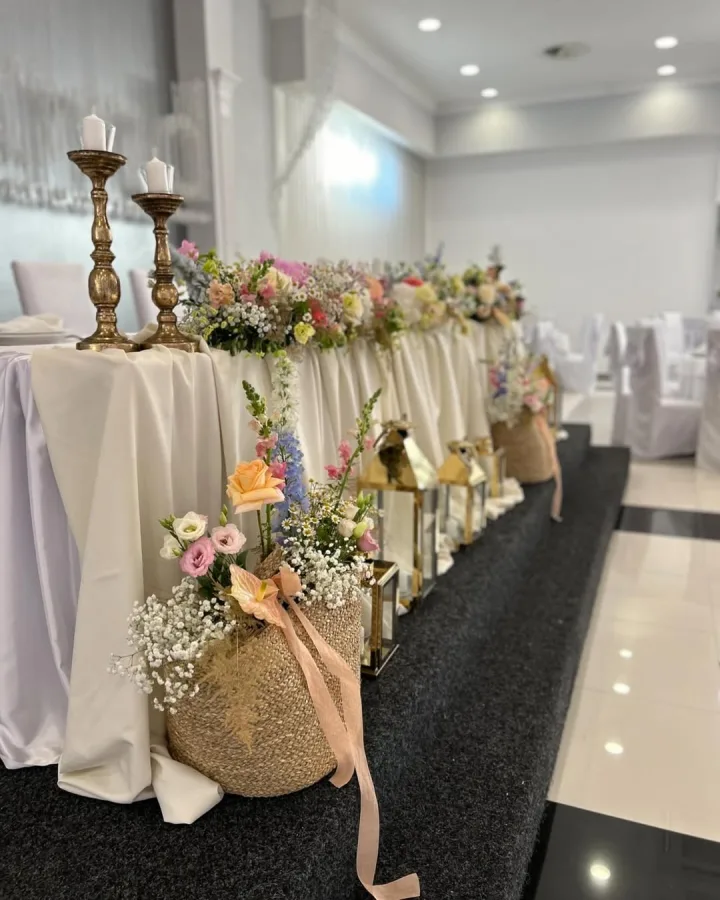 Stol mladenaca dekoriran šarenim cvijećem.