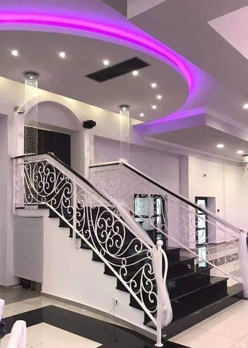 Stepenište i ograda ulaska mladenaca na podij sale za vjenčanje.