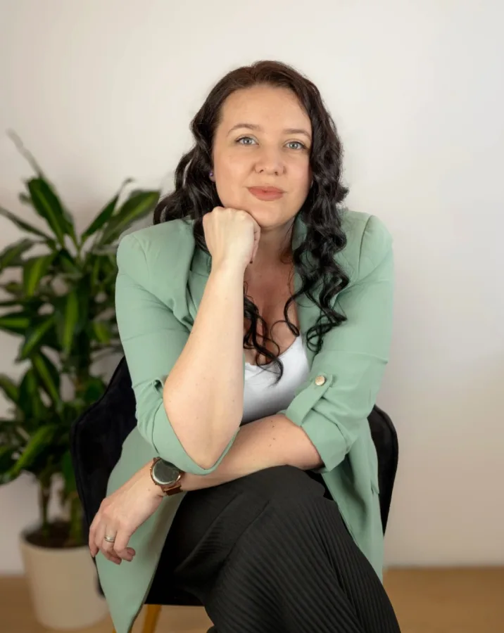 Žena u zelenom sakou.