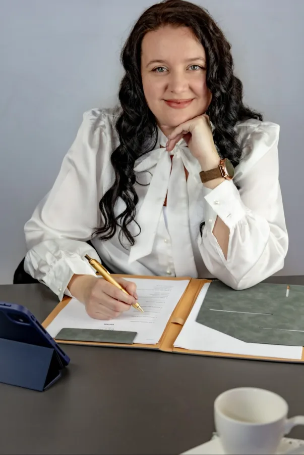 Simbolični matičar u bijeloj košulji.