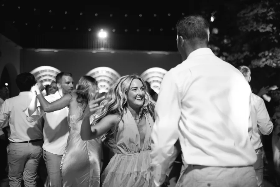 Gosti plešu sentiš na plesnom podiju.