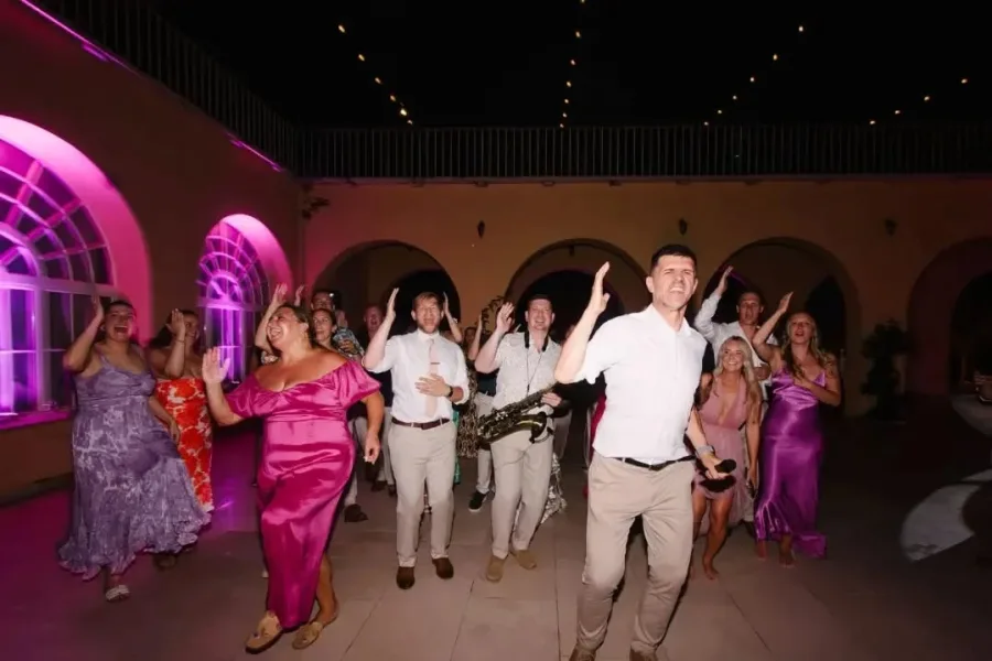 Uzvanici vjenčanja svi skupa plešu na podiju.