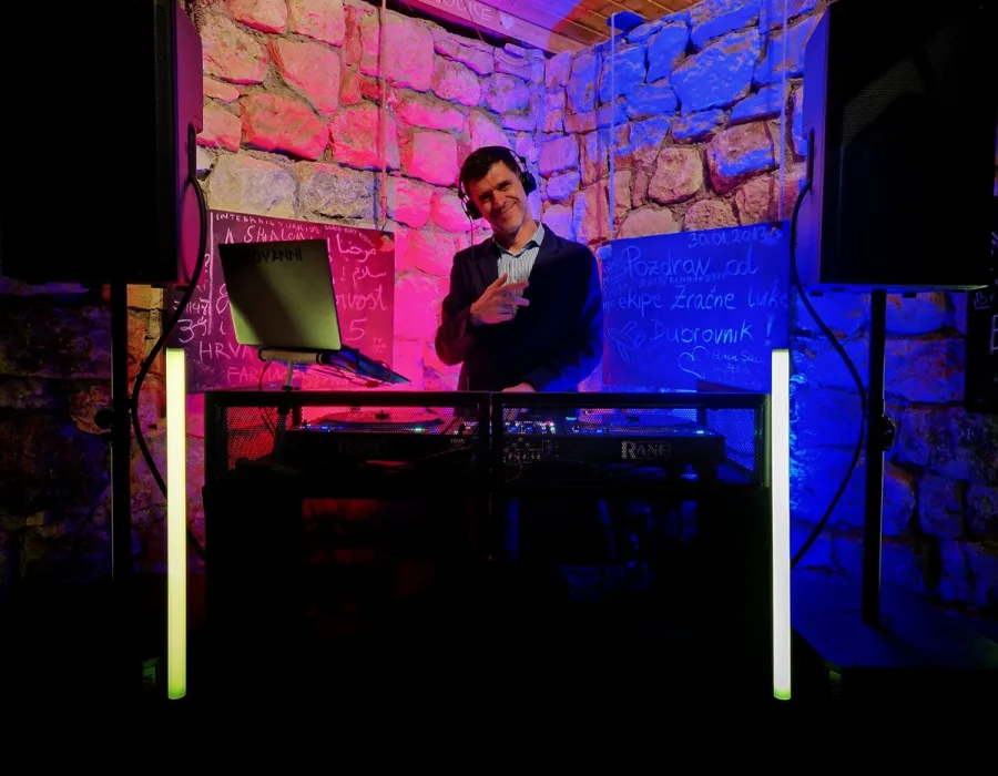 DJ iza miskete se smješi kameri.