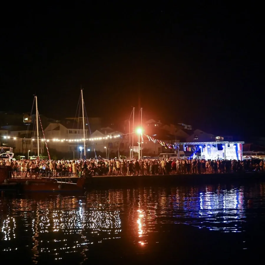 Splitska riva po noći uoči koncerta.