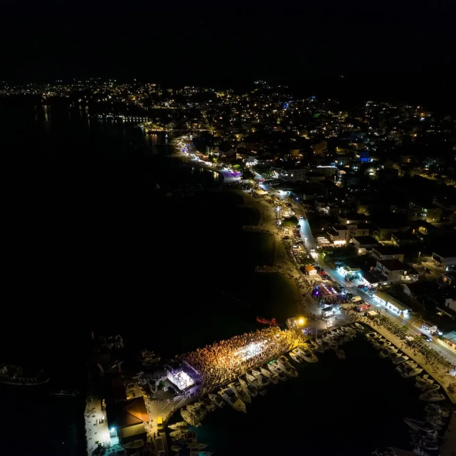 Osvijetljen Split po noći za vrijeme koncerta.