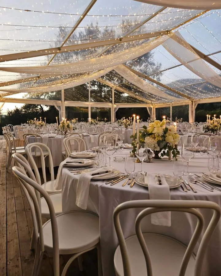 Heritage Event Venue šator za vjenčanje s dekoriranim okruglim bijelim stolovima.