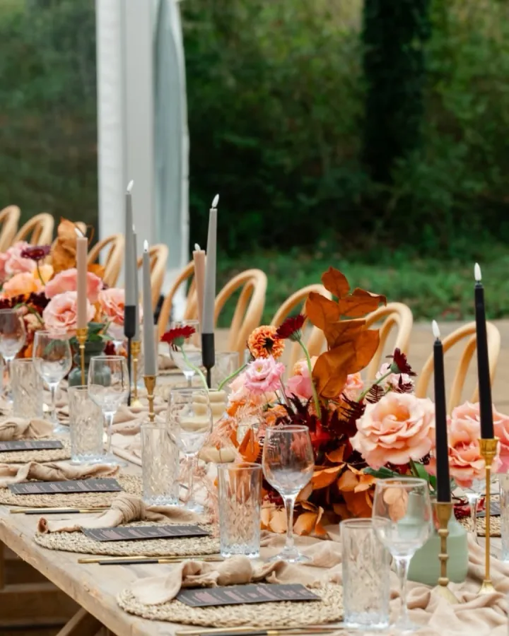 Stol za vjenčanje u boho stilu s sviježim cvijećem.