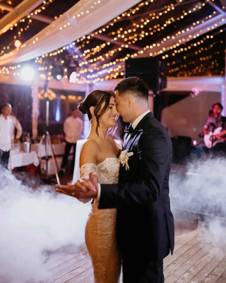 Prvi ples mladenaca s maglom.