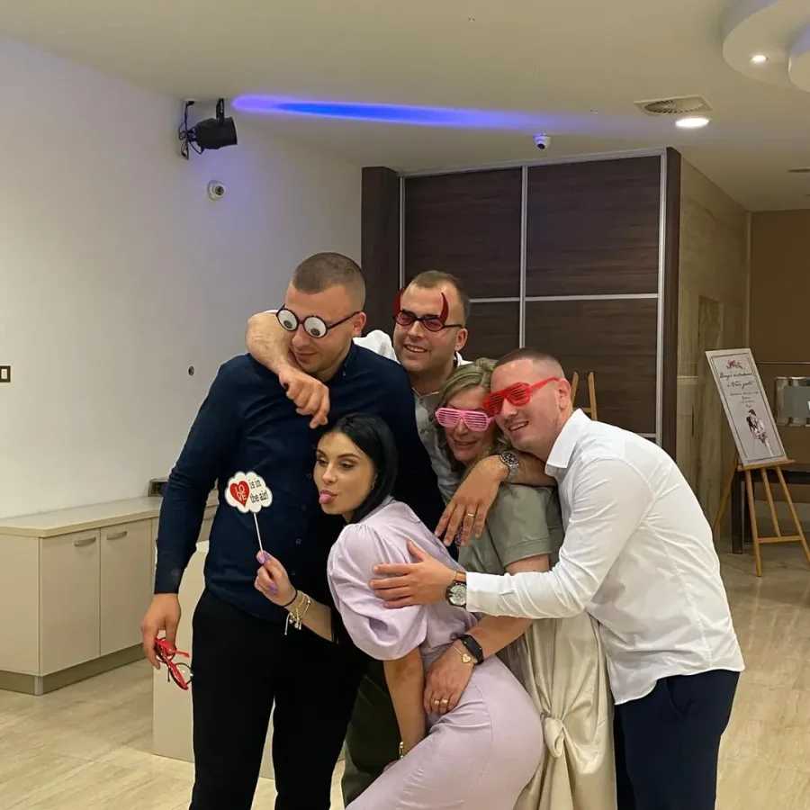 Gosti vjenčanja se slikaju skupa ispred photobootha.