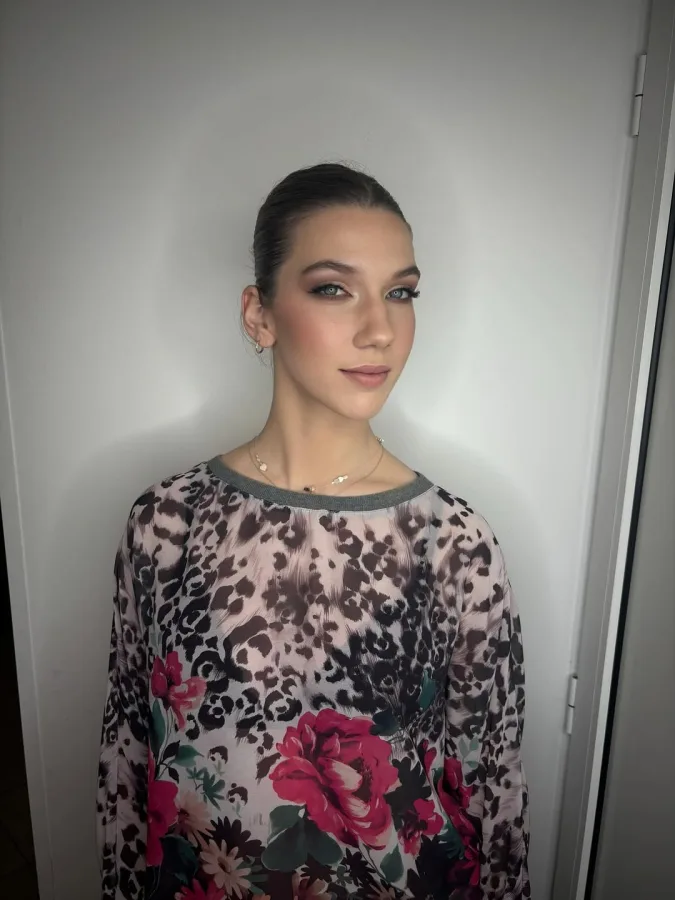 Cura plave kose u repu našminkana s istaknutim očima i rumenilom.