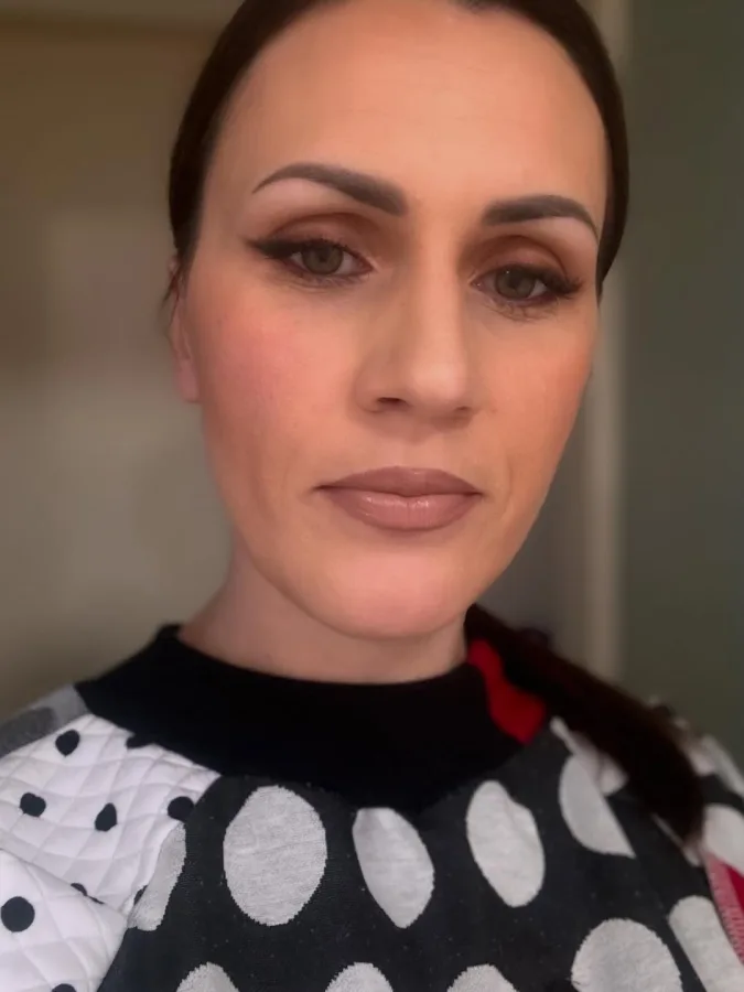 Žena prirodno i lagano našminkana.