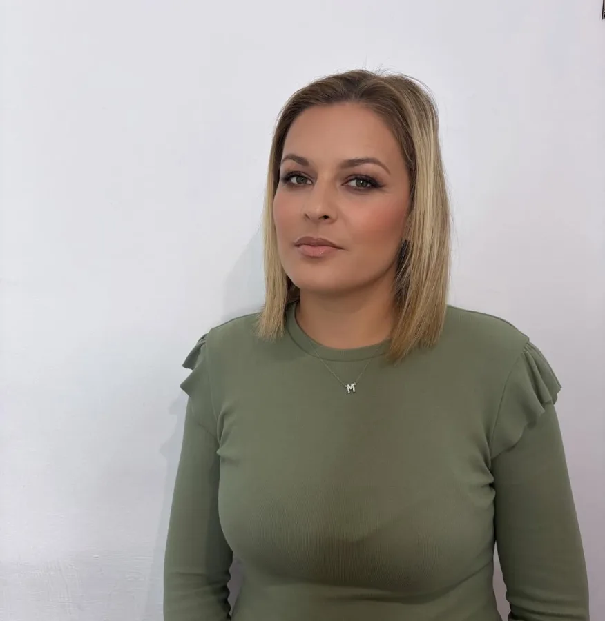 Žena kratke plave kose prirodno našminkana u nude tonovima.