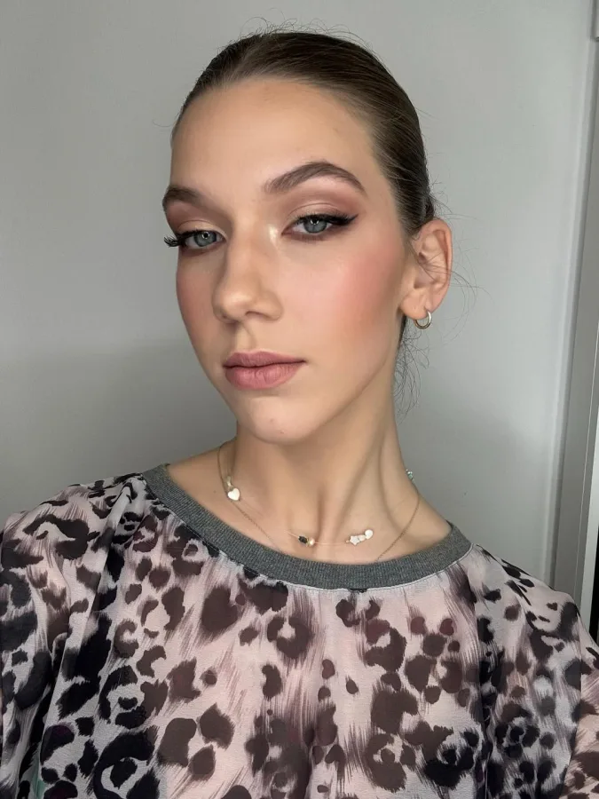 Cura plave kose našminkana u prirodnim tonovima.