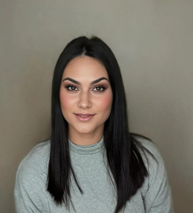 Cura crne kose svečano našminkana.