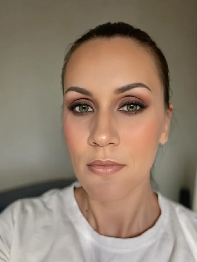 Žena srednjih goina svečano našminkana.