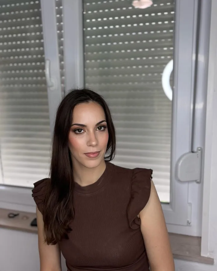 Cura duge crne kose našminkana s istaknutim očima i rumenilom u smeđim tonovima.