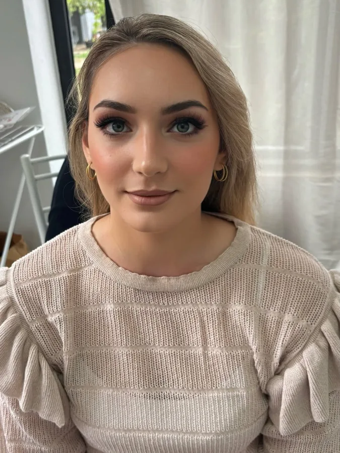 Žena plave kose našminkana s istaknutim očima.