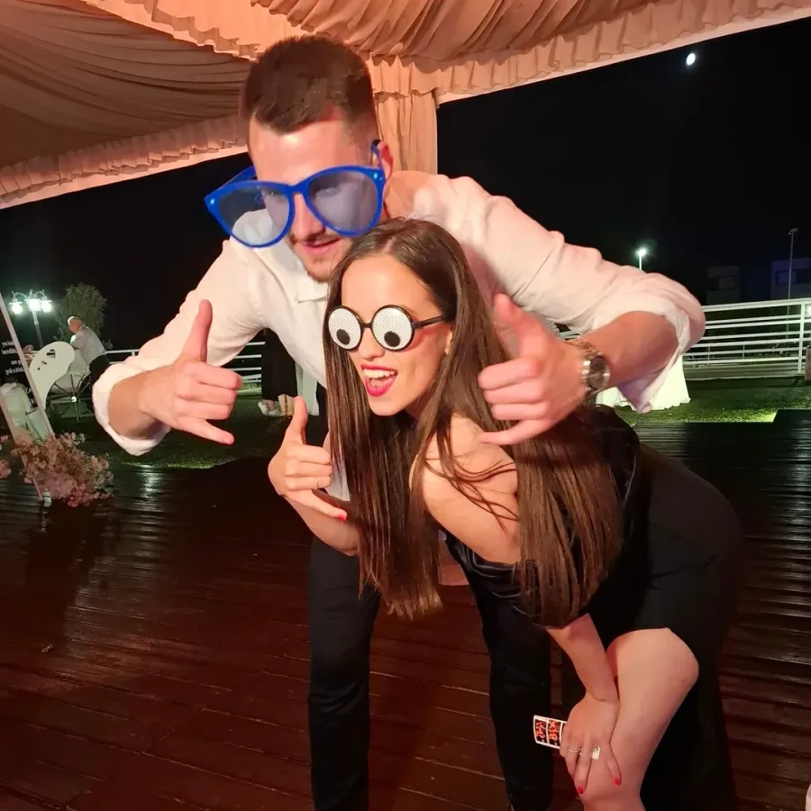 Gosti na vjenčanju, mladi par sa smiješnim naočalama.