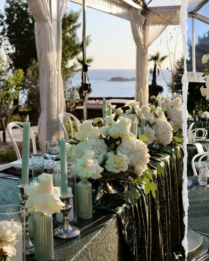 Dekorirani zeleni stol za vjenčanje s pogledom na more i otoke u Heritage event venue Dubrovnik.