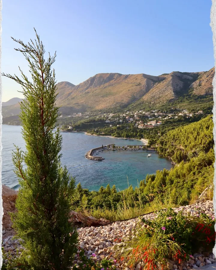 Pogled na more i prirodu s Heritage event venue terase kod Cavtata.