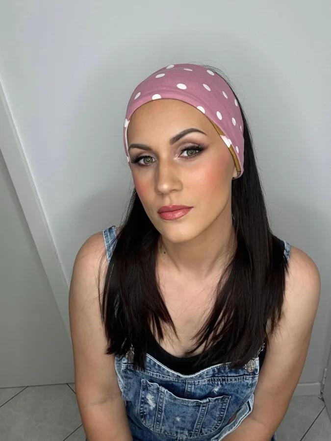 Lagana decentna šminka s rumenilom i sjenilom na ženi crne kose.