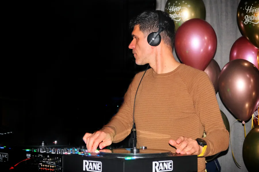 DJ za miksetom sa slušalicama na glavi.