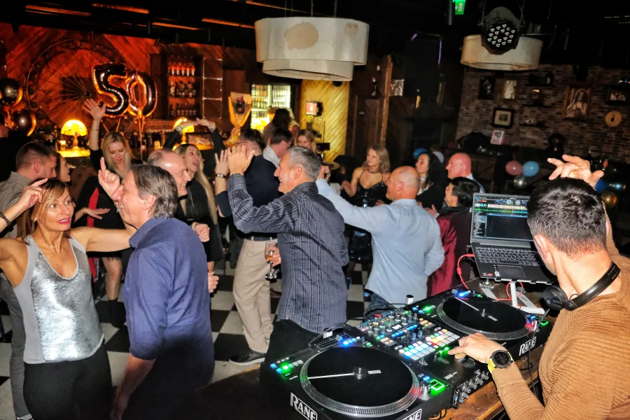 Publika pleše uz DJ-a